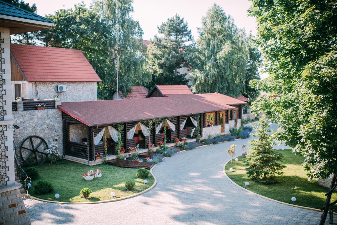 Curtea Boierului Hotel Peresecina Exterior foto